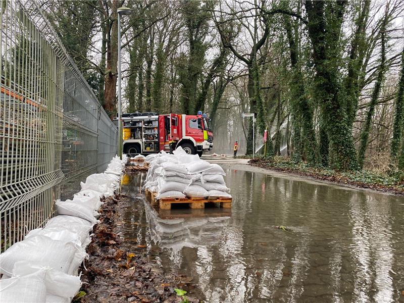 Hochwasserentlastung soll Überlaufen der Talsperren verhindern Bei Salzgitter-Ringelheim sorgt die Innerste für überschwemmte Straßen – einige sind wegen Überflutungen momentan gesperrt. Foto: Kasemir