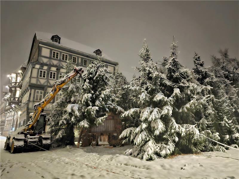 Weihnachtsmarkt: Licht und Schatten des Wintereinbruchs Bei Schnee ergeben sich tolle Fotomotive auf dem Weihnachtsmarkt in Goslar. Foto: Sowa