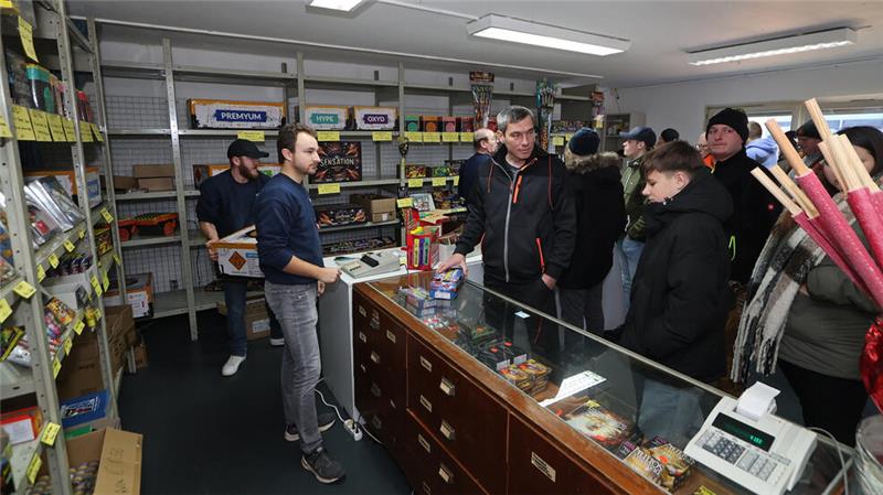 Beim Feuerwerk geht der Trend zum farbigen Leucht-Spektakel Bei Schnneider-Pyrotechnik in Jerstedt läuft das Geschäft hervorragend.