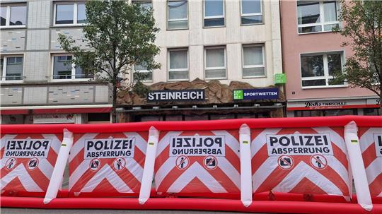 Bei Schüssen in einem Wettbüro in der Innenstadt von Gießen sind drei Menschen verletzt worden. 