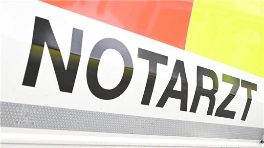 Bei Sehnde kollidiert ein Auto gegen einen Baum, der 28 Jahre alte Fahrer wird lebensgefährlich verletzt. (Symbolbild)