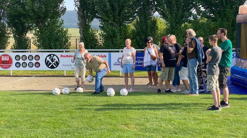 Bei Sommerfest werden in Lochtum verschiedene Wettbewerbe angeboten.