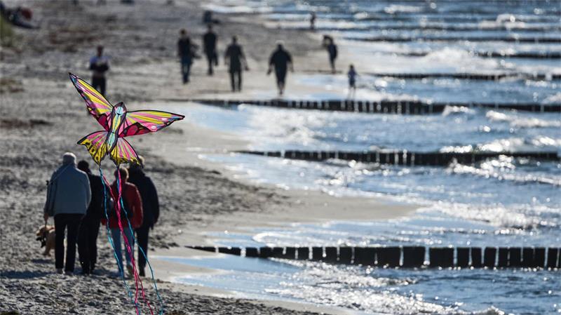 Bei Sonnenschein: Spaziergänger sind an der Ostseeküste auf der Halbinsel Fischland-Darss-Zingst unterwegs.
