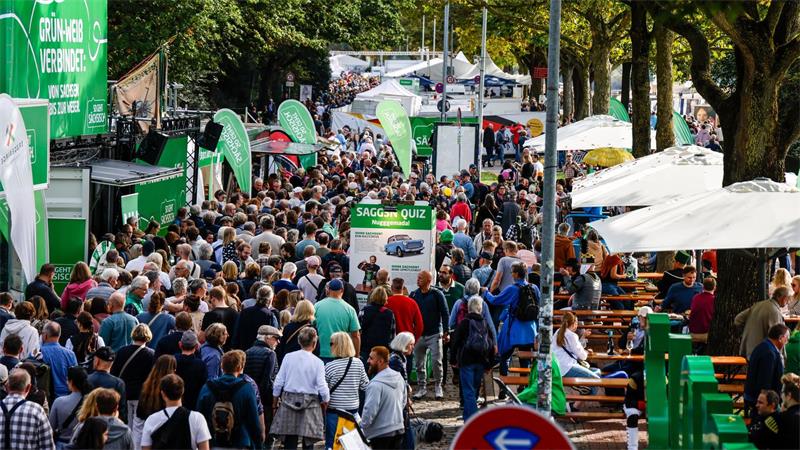 Hunderttausende feiern Einheitsfest Bei Sonnenschein und milden Temperaturen schlenderten die Menschen von einem Stand zum nächsten.