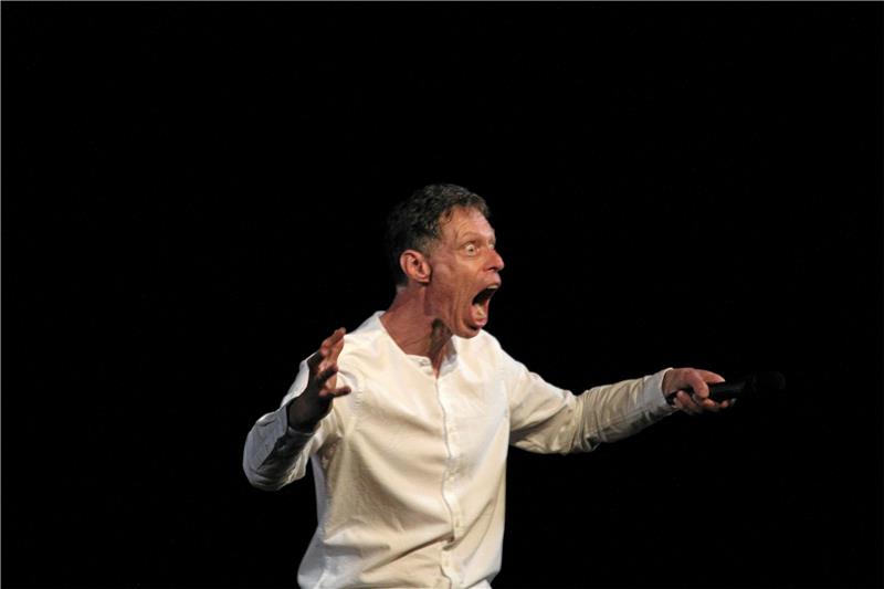 Bei „Sorschealarm“ schrillt das „Maddinshorn“: Martin Schneider, Comedian mit unverwechselbarer Mimik und ebenso unverwechselbarem Akzent unterhält die Braunlager, bevor die nächste kulturelle Durststrecke kommt. Foto: Weber