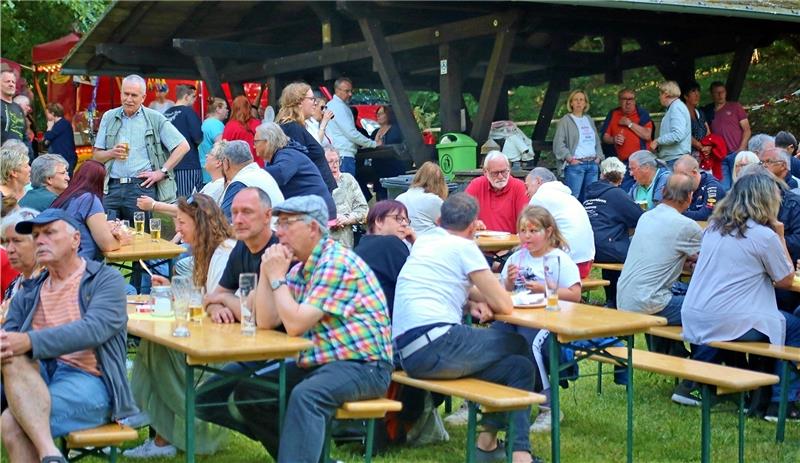 Bei Speis und Trank machen es sich die Besucher des Bergdorffestes am Samstag im Kurpark gemütlich.
