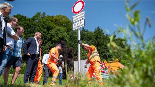 Bei Stau muss man künftig auf der Autobahn bleiben: Zum ersten Mal in Deutschland gibt es im Landkreis Rosenheim künftig Durchfahrtsverbote für den Ausweichverkehr.