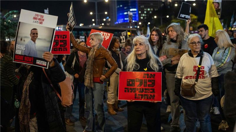 UN ziehen Teil ihrer Mitarbeiter aus dem Gazastreifen ab Bei Straßenprotesten setzen sich Menschen in Israel seit Monaten für die Freilassung der Hamas-Geiseln ein. (Archivbild)