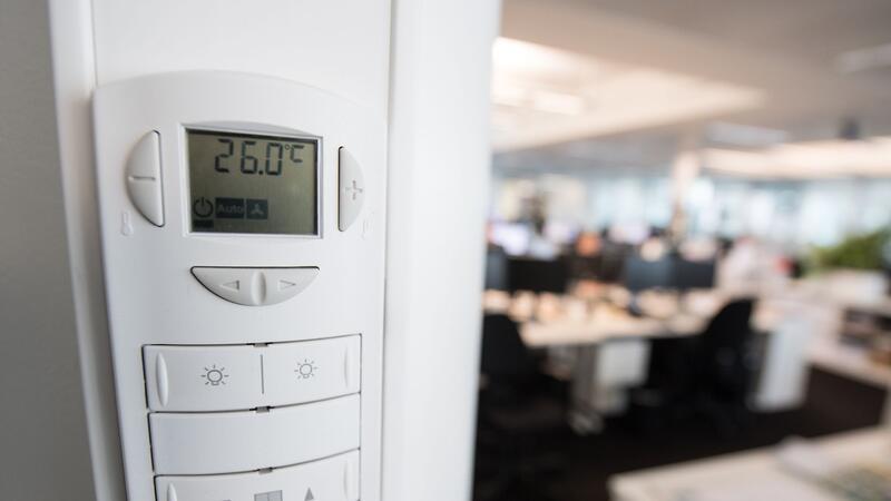 3 effektive Strategien gegen Hitze im Büro Bei Temperaturen über 26 Grad sollte der Chef etwas tun.