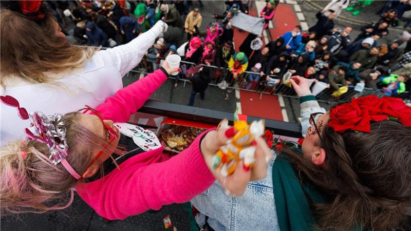 Bei Temperaturen um den Gefrierpunkt feiern Karnevalfans den Ossensamstag. 