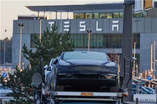 Bei Tesla in Grünheide sind laut dem Unternehmen deutlich weniger als 3000 Arbeitsplätze vom Stellenabbau betroffen.