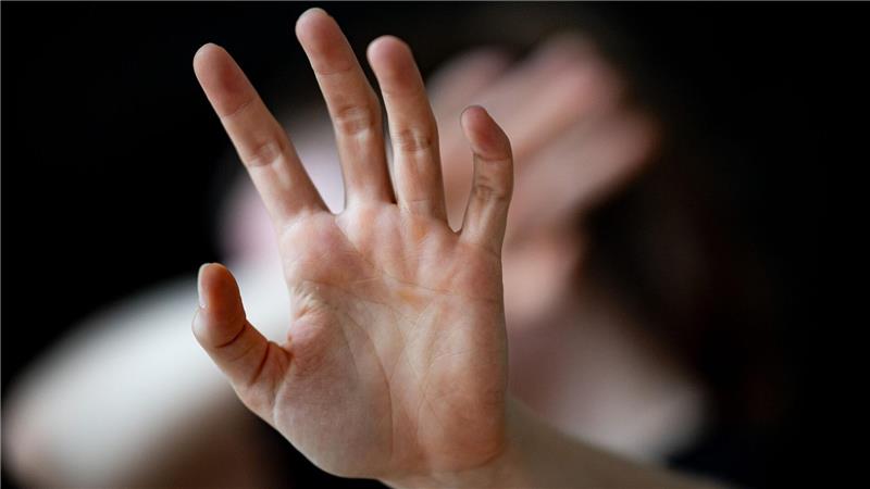 Bei Themis können sich Menschen aus der Kulturbranche melden, wenn sie sexuelle Belästigung oder Gewalt erfahren haben. (Symbolbild)