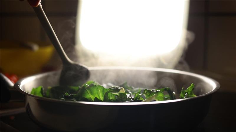 Bei „Thirst Traps“ zeigen sich Influencer auf anzügliche Art in Alltagssituationen – wie etwa beim Kochen. (Symbolbild)