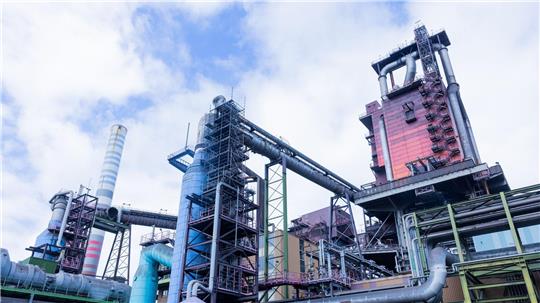 Bei Thyssenkrupp Steel in Duisburg soll eine neue Direktreduktionsanlage die Hochöfen 8 und 9 ersetzen. Die neue Anlage ist bereits in Bau. (Archivbild)