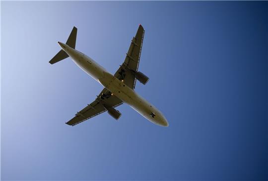 Bei Turbulenzen während eines Fluges kann es dazu kommen, dass Handgepäcksstücke aus den Fächern fallen und Menschen verletzt werden.