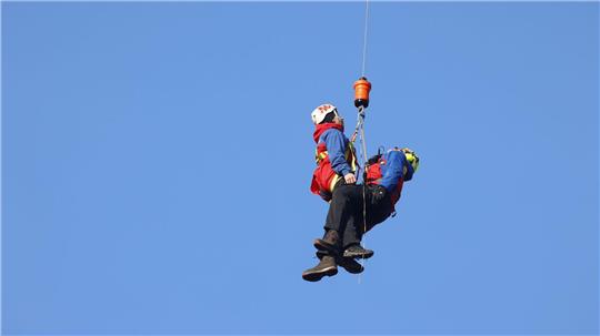 Bei Übungen wird die Rettung per Seilwinde mit dem Helikopter geprobt. (Archivbild) 