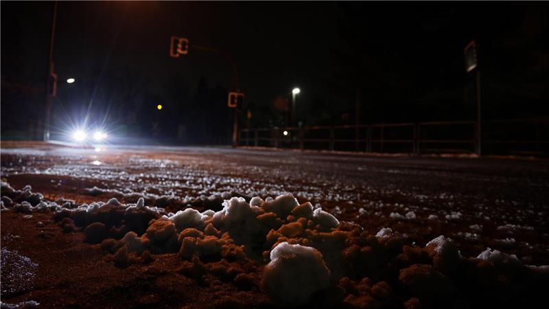 Bei Unfällen auf den verschneiten Straßen in Niedersachsen bleibt es meist bei Blechschäden.