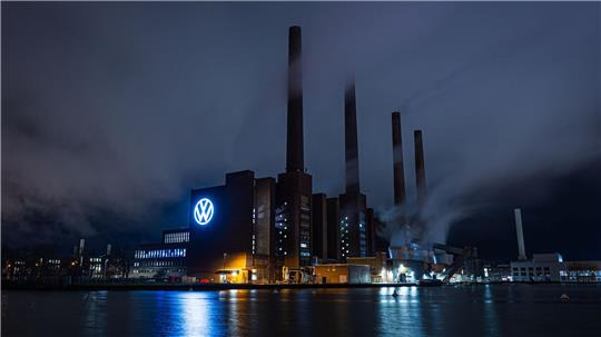 VW zieht Bilanz fürs dritte Quartal - Porsche belastet Bei VW in Wolfsburg drohen rote Zahlen - wegen der Probleme bei Porsche. (Archivbild)