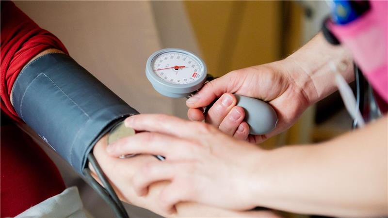 Bei Verdacht auf Bluthochdruck gilt es immer wieder zu messen. (Archivbild)