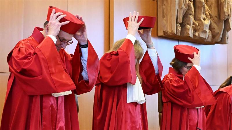 Fünf Fakten über das Bundesverfassungsgericht Bei Verhandlungen und Verkündungen tragen die Richterinnen und Richter rote Roben. (Archivbild)