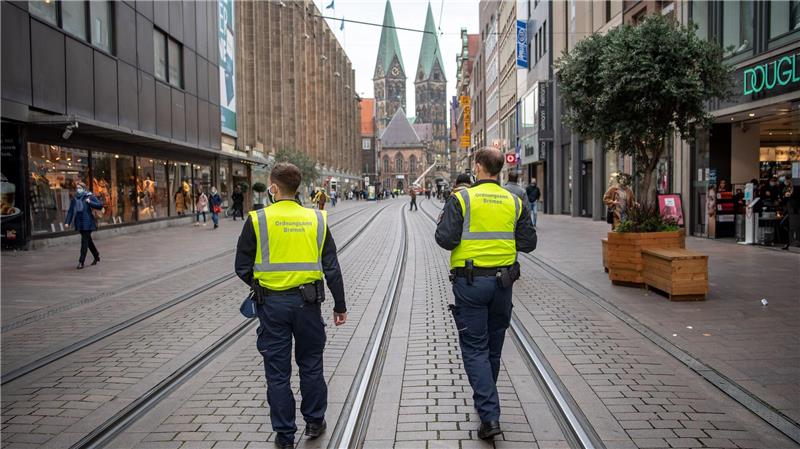 Bei Verstößen gegen die winterliche Reinigungspflicht setzt der Ordnungsdienst in Bremen zunächst auf Hinweise und Ermahnungen. (Archivbild)