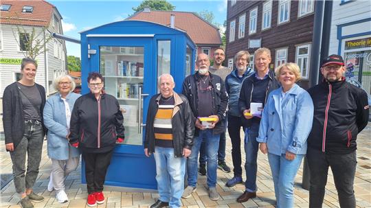 Bei Vertretern des Bibliotheksvereins um Vorsitzende Petra Stein (2.v.r.), des Bauamts und des Baubetriebshofs ist die Freude über den neuen Bücherschrank auf dem Kronenplatz groß.