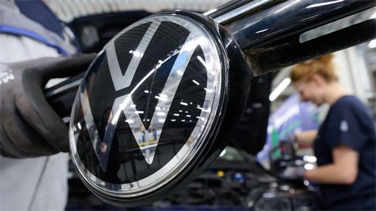 Bei Volkswagen in Zwickau werden fortan nicht nur neue Autos gebaut, sondern auch ältere Fahrzeuge demontiert. Die Teile wie Türen, Scheinwerfer und Motoren werden an Handel und Werkstätten verkauft. 