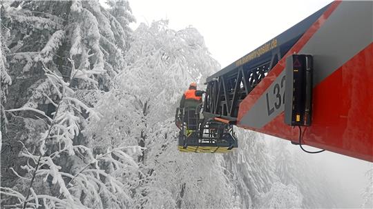 Bei Wind und Wetter das gesamte Jahr über gefragt: Ein Feuerwehrmann bei einem Winter-Einsatz in Hahnenklee.  Foto: Feuerwehr