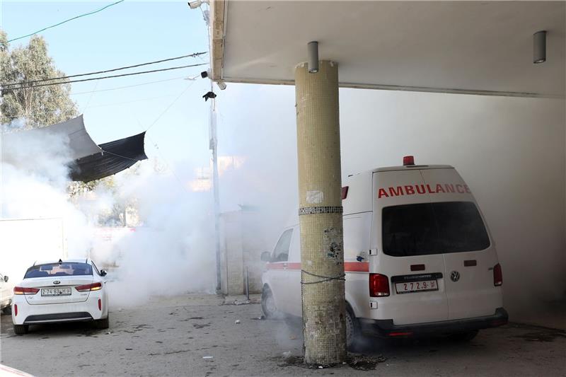 Israel: Kampfgeist der Hamas gebrochen - Neue UN-Abstimmung Bei Zusammenstößen zwischen palästinensischen Demonstranten und israelischen Soldaten wird neben einem Krankenhaus in Dschenin Tränengas freigesetzt.