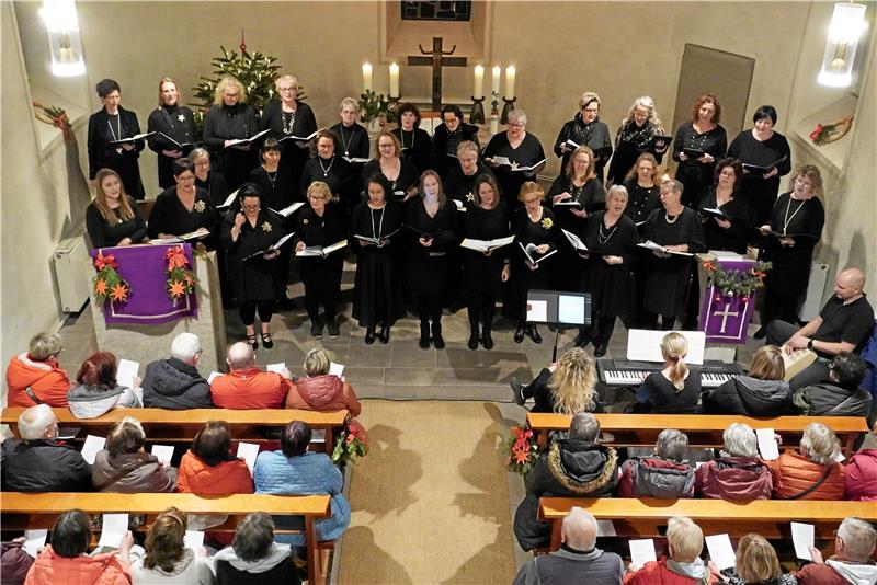 Bad Harzburger Chor füllt an einem Tag zwei Kirchen Bei beiden Konzerten (hier das in Bettingerode) füllt der St.-Nicolai-Chor die Kirchen. Fotos: Schlegel