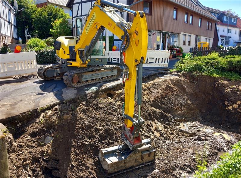Wolfshagen: Brücke und Ortsdurchfahrt werden saniert Bei bestem Frühlingswetter haben in dieser Woche die Sanierungsarbeiten am Töllebach begonnen. Im Hintergrund zu sehen ist Heikes Blumenwiese mit Postannahmestelle. Foto: Neddermeier