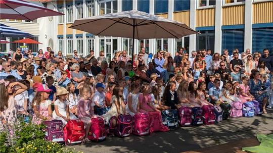 Bei bestem Wetter begrüßt die Gerhart-Hauptmann-Schule an ihren zwei Standorten 76 Erstklässler.