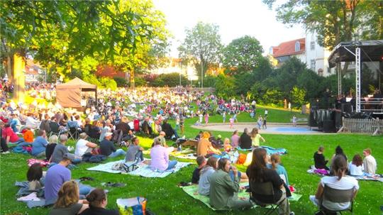 Bei bestem Wetter lauschen die Gäste auf ihren Picknick-Decken dem Orchester.