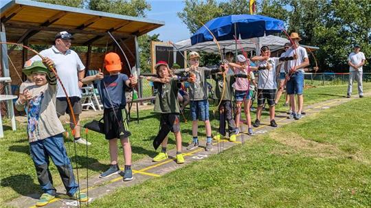 Bei bestem Wetter lernen die Kinder auf dem Bogenschießplatz die Grundlagen des Sports.
