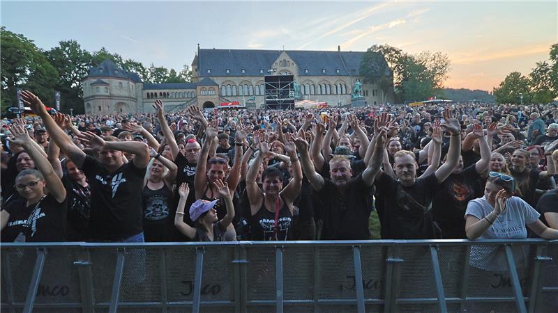 Pfalz-Open-Air 2026: Erste Band steht fest, doch wo spielt die Musik? Bei bestem Wetter strömen beim diesjährigen Open-Air die Besucher auf die Kaiserpfalzwiese.