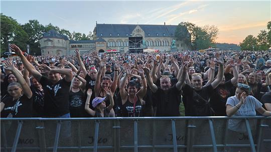 Bei bestem Wetter strömen beim diesjährigen Open-Air die Besucher auf die Kaiserpfalzwiese.