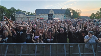 Bei bestem Wetter strömen beim diesjährigen Open-Air die Besucher auf die Kaiserpfalzwiese.