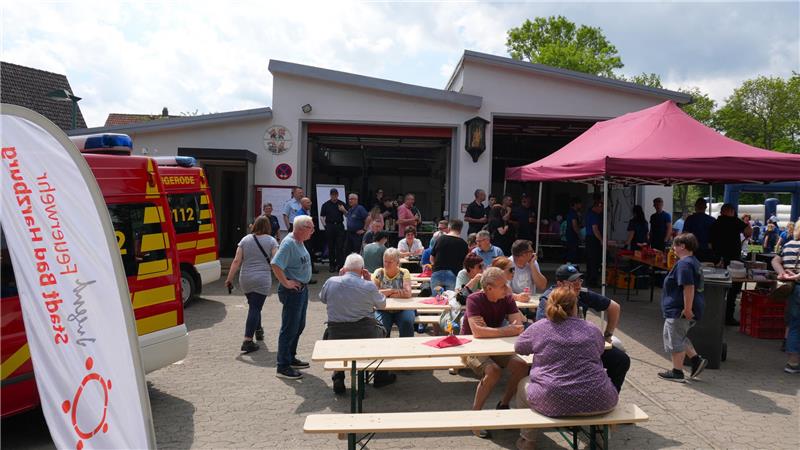 Bei bestem Wetter weiht die Jugendfeuerwehr ihr neues Domizil ein.