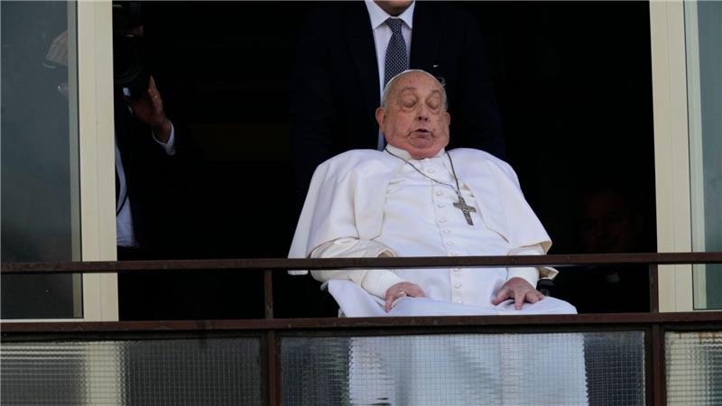 Papst nach fünf Wochen zurück im Vatikan Bei dem Auftritt auf dem Balkon wirkte er noch sehr geschwächt.