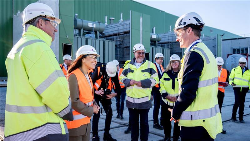 Bei dem Baustellenbesuch sprach die Ministerin unter anderem mit Amprion-Chef Christoph Müller (l.). 