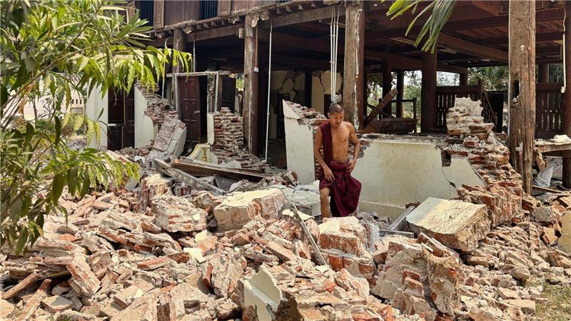 Bei dem Beben stürzte ein Tempel in Myanmar ein.