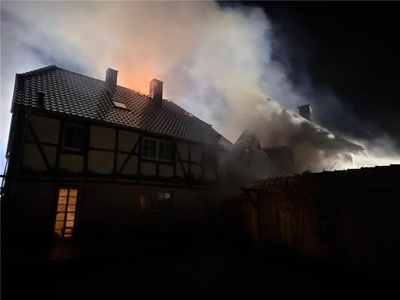 Dichter Rauch steigt aus einem Haus.