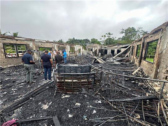 Bei dem Brand in einem Schlafsaal an einer Schule im südamerikanischen Guyana sind mindestens 20 Menschen gestorben.