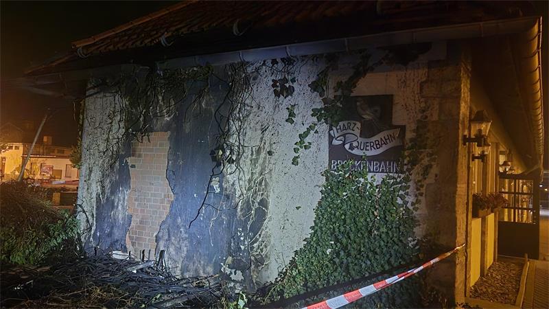 Eine Fassade mit Brandspuren: Bei dem Brand wurden die Fassade und der Dachstuhl des Besucherzentrums der Harzer Schmalspurbahn beschädigt.