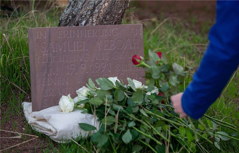 Rassistischer Brandanschlag: Anklage wegen Beihilfe erhoben Bei dem Brandanschlag 1991 starb der ghanaische Asylbewerber Samuel Yeboah. Hier ein Gedenkstein in Saarlouis.