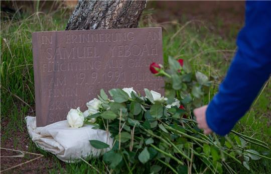 Bei dem Brandanschlag 1991 starb der ghanaische Asylbewerber Samuel Yeboah. Hier ein Gedenkstein in Saarlouis.