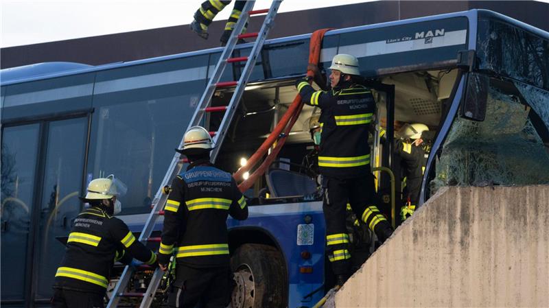 Bus kracht gegen Hauswand – 13-jähriges Mädchen stirbt Bei dem Busunfall ist ein 13-jähriges Mädchen gestorben.