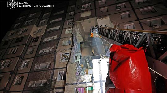 Bei dem Drohneneinschlag in einem mehrstöckigen Wohnhaus in Dnipro gab es Tote und Verletzte. 