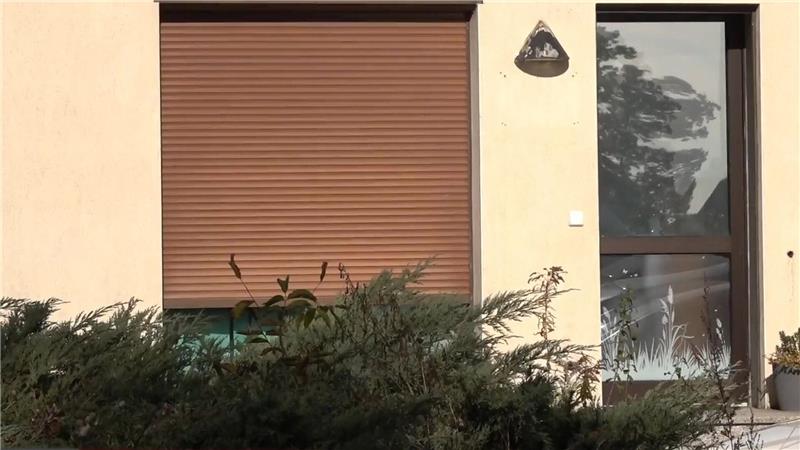 Bei dem Einsatz in Lindenberg geht es den Angaben danach, Gegenstände aufzufinden sowie Tatspuren und andere Beweismittel zu sichern.