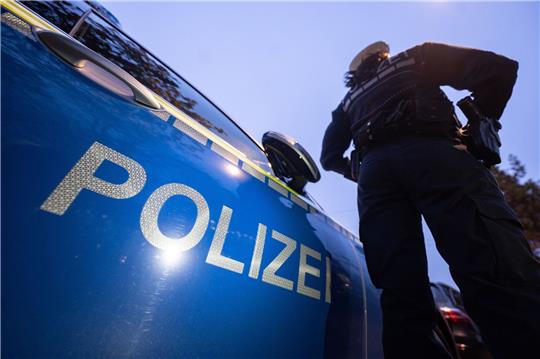 Bei dem Einsatz waren rund 200 Beamte beteiligt - sie durchsuchten Objekte in mehreren Teilen von Deutschland (Symbolbild).